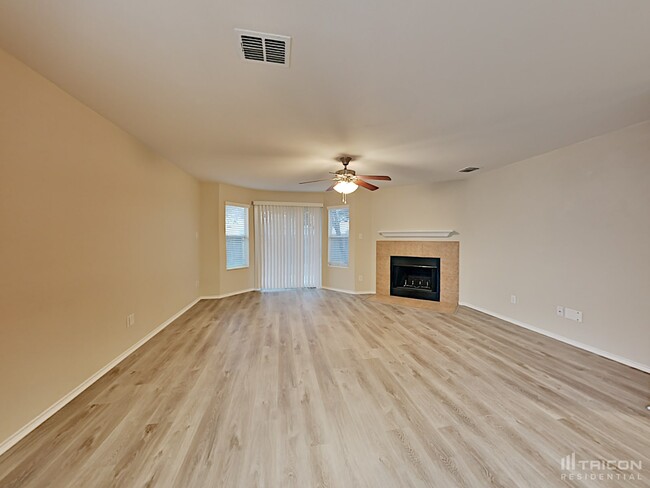 2731 Thunder Gulch in San Antonio, TX - Building Photo - Building Photo