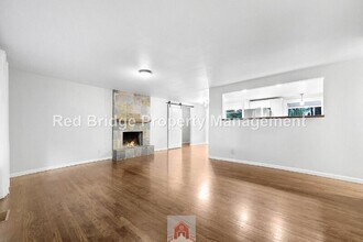 5695 SW Washington Ct in Lake Oswego, OR - Building Photo - Building Photo