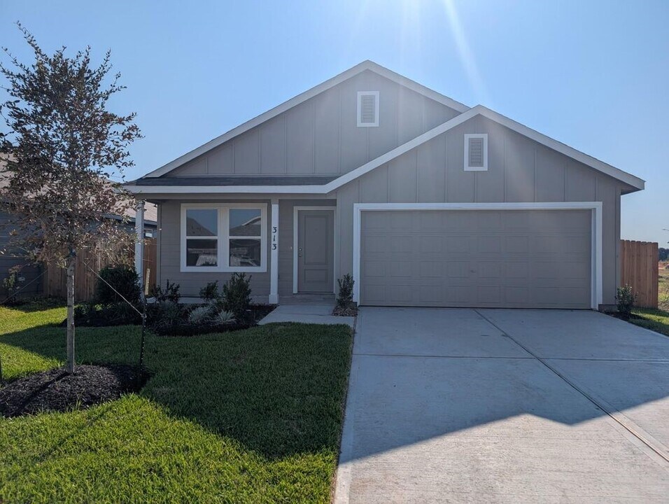 313 Nicholas Rd in Wharton, TX - Foto de edificio