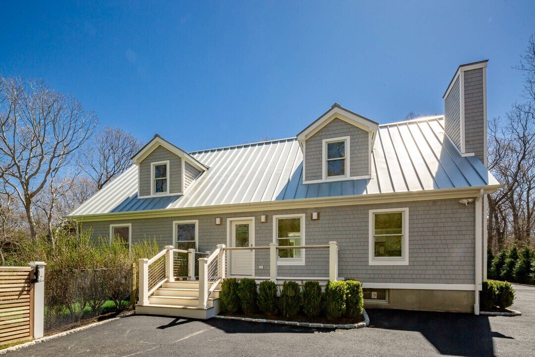 464 Three Mile Harbor Hog Creek Rd in East Hampton, NY - Building Photo