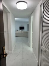 8925 Collins Ave in Surfside, FL - Foto de edificio - Building Photo