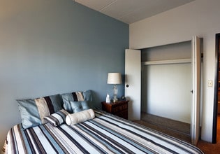 Highland Towers - Senior Living 55+ in Southfield, MI - Building Photo - Interior Photo