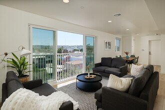 3045 West Blvd in Los Angeles, CA - Building Photo - Building Photo