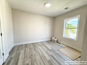 10 Cawfield St, Unit 3 in Boston, MA - Building Photo - Building Photo