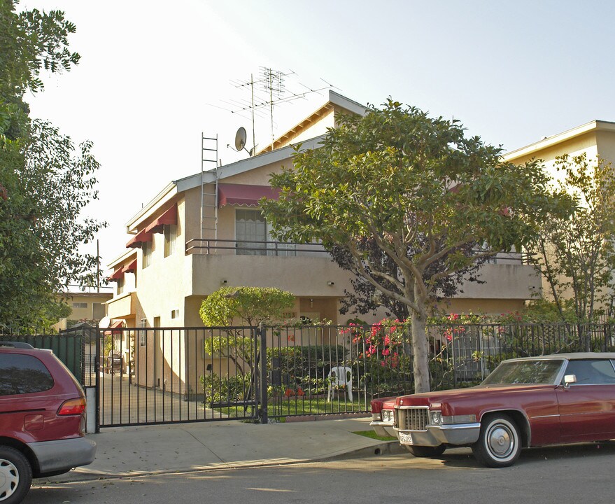 1153 N Beachwood Dr in Los Angeles, CA - Building Photo