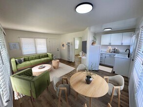 209-213 Lang St in Ventura, CA - Foto de edificio - Building Photo