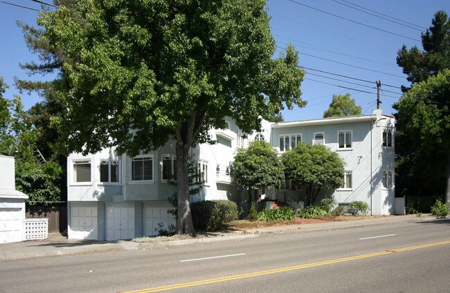 3000 Claremont Ave in Berkeley, CA - Foto de edificio - Building Photo