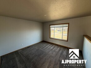 409 Cottonwood Dr in Harrisburg, SD - Building Photo - Building Photo