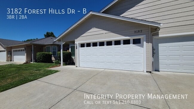 3182 Forest Hills Dr in Medford, OR - Building Photo - Building Photo