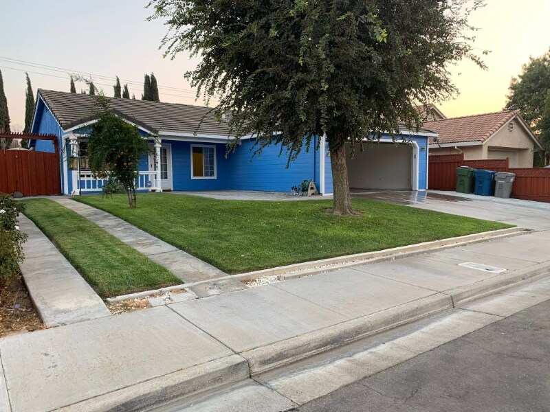 1329 El Camino Way in Los Banos, CA - Building Photo