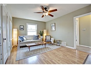 8124 SE Market St in Portland, OR - Building Photo - Building Photo