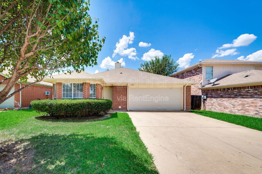 6010 Wall St in Arlington, TX - Building Photo