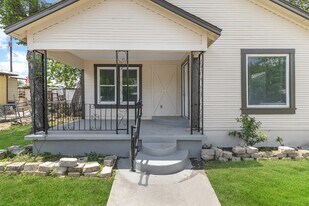 1906 Montezuma St in San Antonio, TX - Building Photo