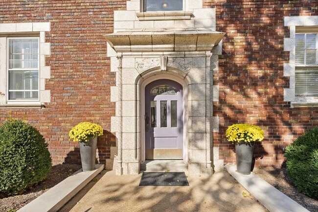 7373 Pershing Ave in University City, MO - Building Photo - Building Photo