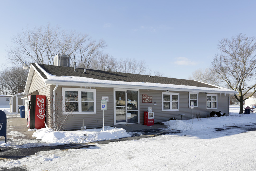 Cloverleaf Village in Moline, IL - Building Photo