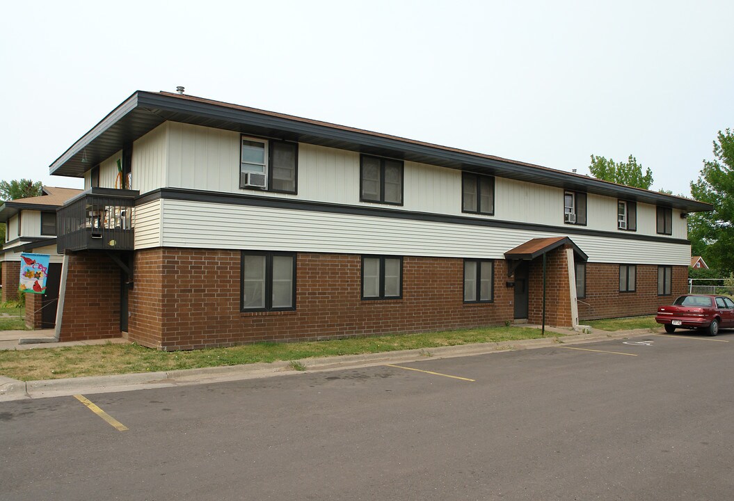 605 Roosevelt Ave in Superior, WI - Building Photo