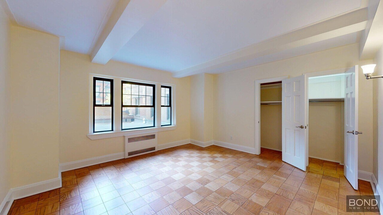 95 Christopher St in New York, NY - Building Photo