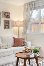 838 SE Tacoma St in Portland, OR - Building Photo - Building Photo