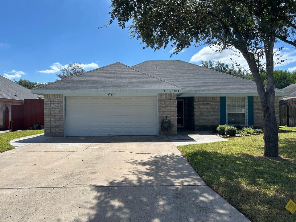 1806 Post Oaks Rd in Edinburg, TX - Building Photo