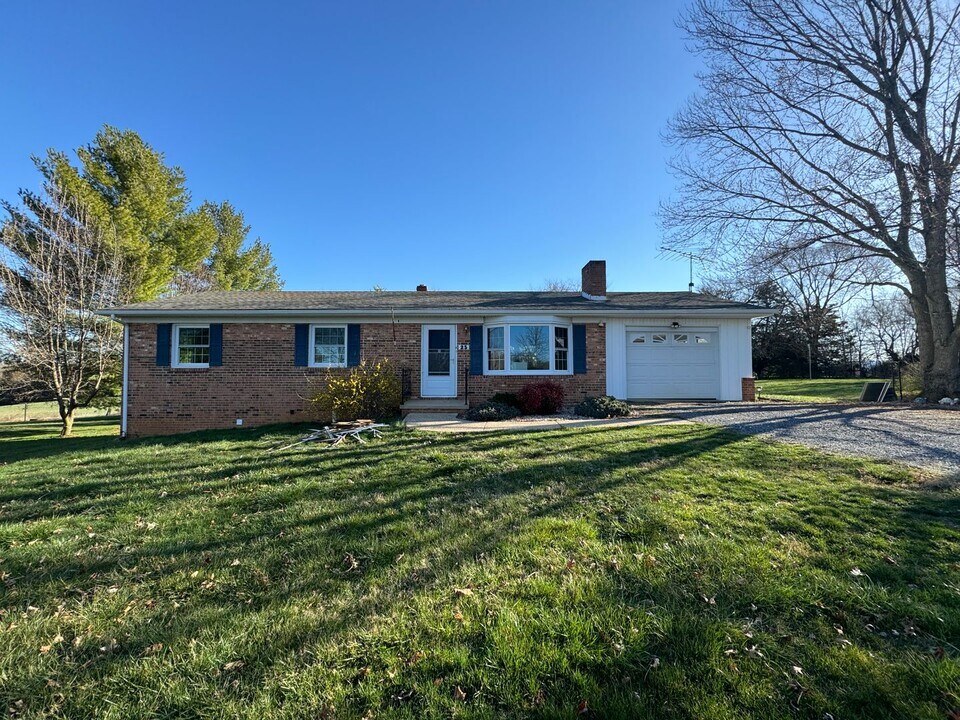 25 Bluestone Dr in Weyers Cave, VA - Building Photo