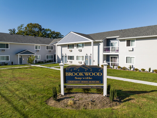 Brookwood at Sayville in Sayville, NY - Foto de edificio - Building Photo