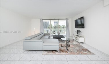 2030 S Ocean Dr in Hallandale Beach, FL - Foto de edificio - Building Photo