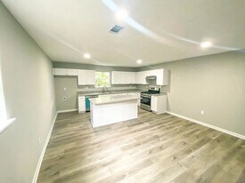 305 Red Haven Dr in Highlands, TX - Building Photo