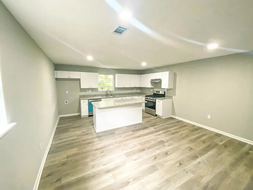 305 Red Haven Dr in Highlands, TX - Foto de edificio