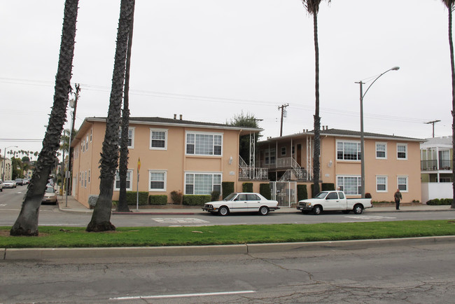 4401-4411 E Ocean Blvd in Long Beach, CA - Building Photo - Building Photo