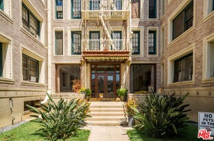 2121 James M Wood Blvd in Los Angeles, CA - Building Photo