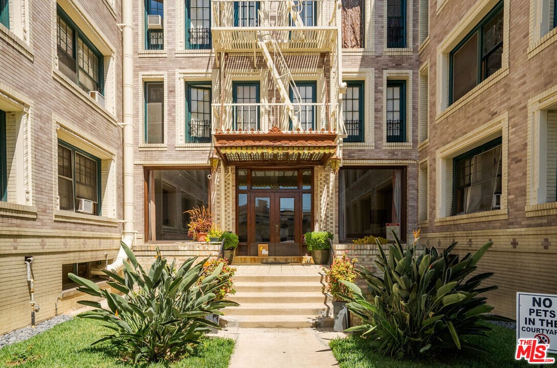 2121 James M Wood Blvd in Los Angeles, CA - Building Photo