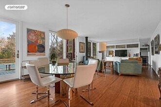 22 Whitney Rd in Sag Harbor, NY - Foto de edificio - Building Photo