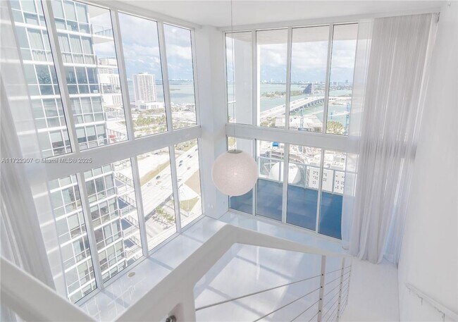 1040 Biscayne Blvd in Miami, FL - Building Photo - Building Photo