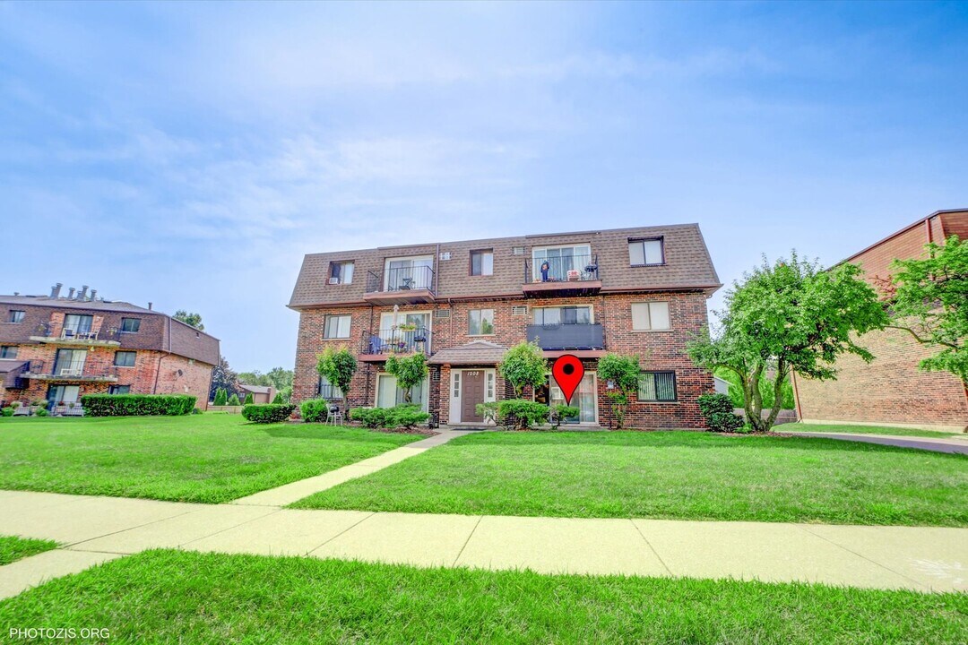 1208 Whispering Hills Ct in Naperville, IL - Building Photo