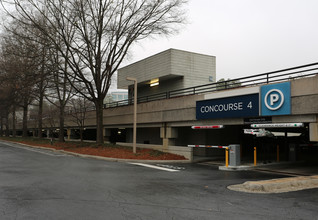 NE Hammond Dr in Atlanta, GA - Foto de edificio - Building Photo