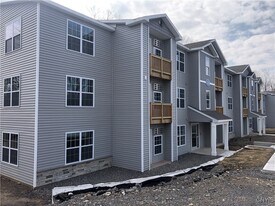 1217 Tulip St in Liverpool, NY - Building Photo