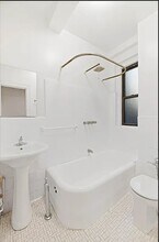 151 W 74th St in New York, NY - Foto de edificio - Building Photo