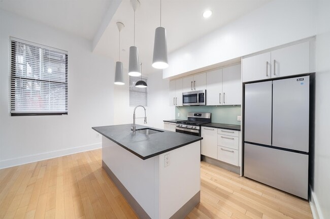 4 Beacon Way, Unit 2000 in Jersey City, NJ - Building Photo - Building Photo