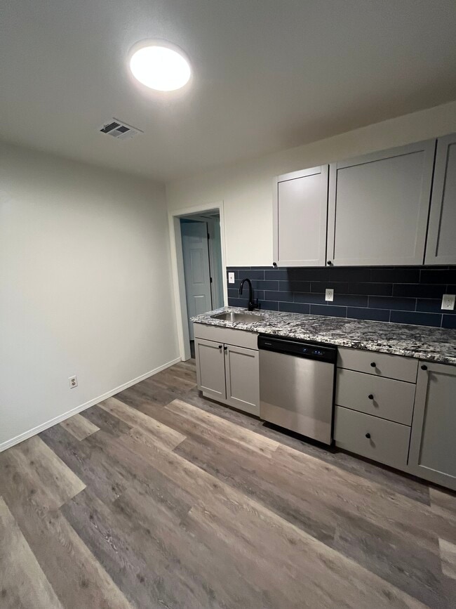 221 N Duncan St, Unit 1 in Stillwater, OK - Foto de edificio - Building Photo