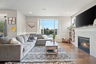 1182 NE Sockeye Ct in Bremerton, WA - Foto de edificio - Building Photo