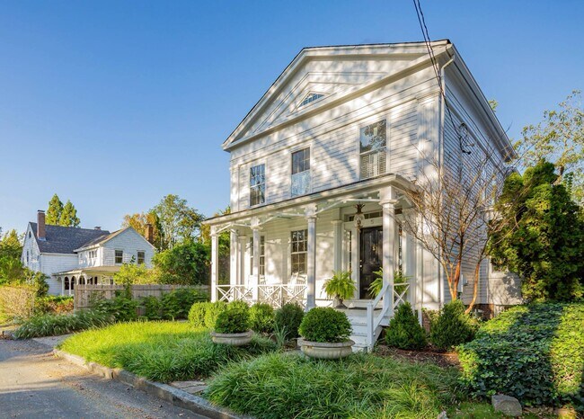 5 Suffolk St in Sag Harbor, NY - Building Photo - Building Photo