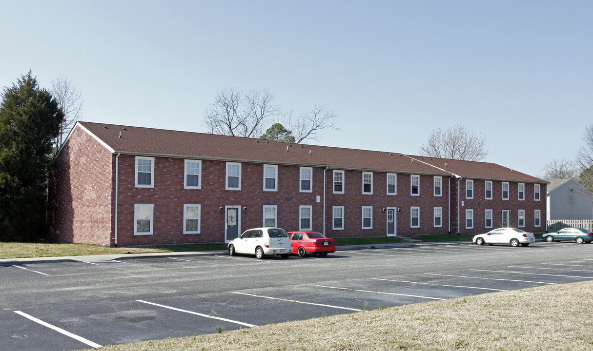 Redwood Apartments in Newport News, VA - Foto de edificio