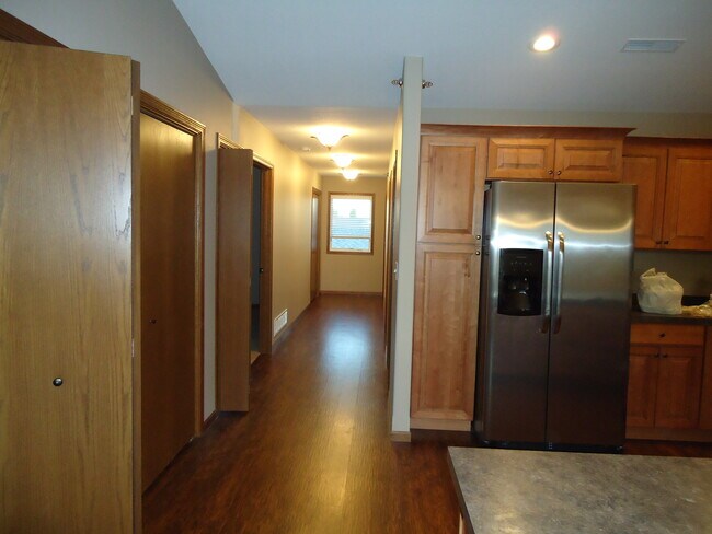 1868 8th Street West, Unit Apt. A in Dickinson, ND - Foto de edificio - Building Photo