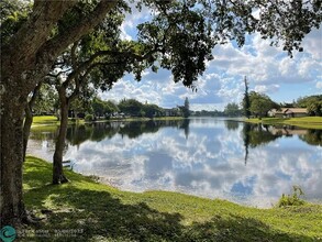 3650 Inverrary Dr in Lauderhill, FL - Foto de edificio - Building Photo