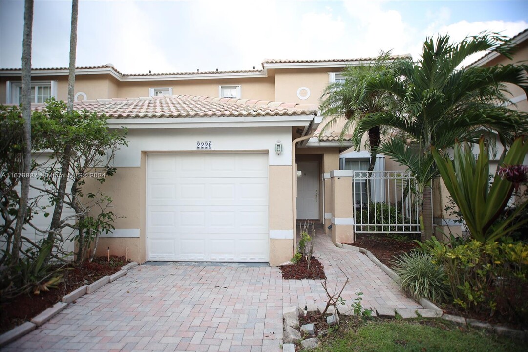 2226 NW 170th Ave in Pembroke Pines, FL - Foto de edificio