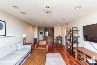 3900 N Pine Grove Ave in Chicago, IL - Building Photo - Building Photo