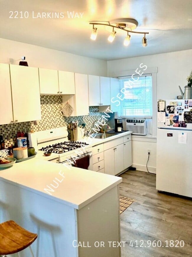 2210 Larkins Wy