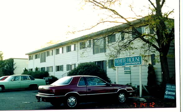 White House Apartments in Kent, WA - Building Photo - Building Photo