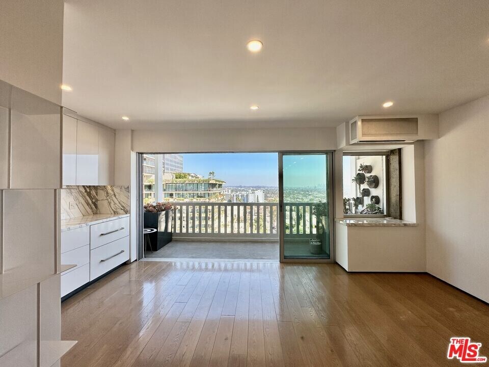 999 N Doheny Dr in West Hollywood, CA - Building Photo