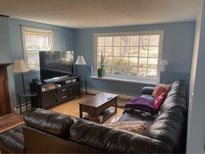 74 Mansion Rd in Wallingford, CT - Foto de edificio - Building Photo